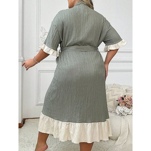 Robe midi plissée vert sauge à col en V avec volants et ceinture à nouer