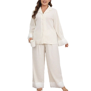 Ensemble pyjama femme crème avec chemise à manches longues et pantalon à volants