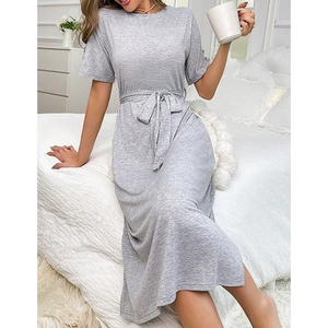 Robe de nuit grise à manches courtes avec col rond, taille nouée et fentes latérales