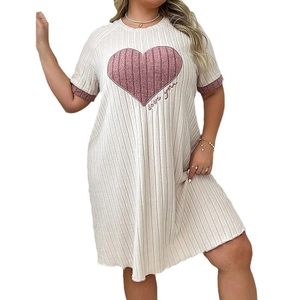 Plus Size Nachthemd in Creme mit Rippenstruktur und rosa Herz Stickerei für Damen