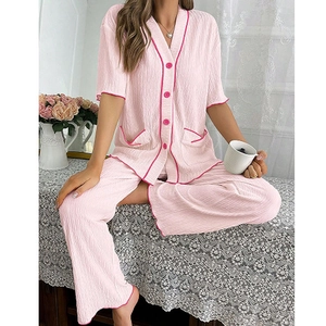 Short-sleeve pajama set with V-neck cardigan and trousers in pink textured fabric