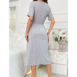Robe d'intérieur grise en tricot à manches courtes avec taille nouée et fente pour femme