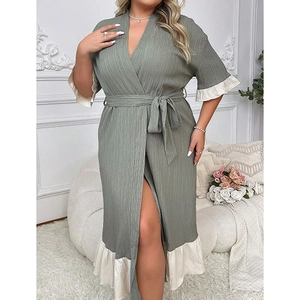 Robe d'intérieur grande taille vert sauge avec texture plissée et bords volantés