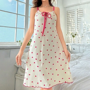 Camicia da notte estiva da donna con stampa a cuori rossi e fiocco rosa decorativo