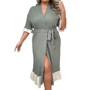 Robe de nuit longue col V vert sauge pour femme avec volants blancs et ceinture
