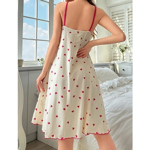Sexy camicia da notte crema con cuori rossi, spalline rosa e bordo a volant