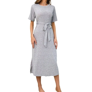 Robe d'intérieur grise à col rond et manches courtes avec ceinture et fente latérale