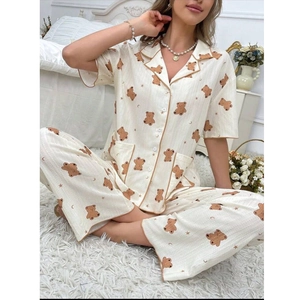 Damen-Schlafanzugset mit kurzärmeligem Hemd und Hose mit Bären-Print-Musterung im Set