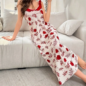 Elegante camicia da notte bianca a fiori con bordo rosso a volant e texture a coste