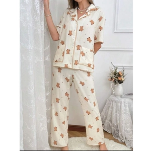 Damen Schlafanzug-Set mit kurzärmligem Hemd und langer Hose mit Braunbär-Musterdruck