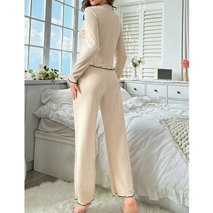 Ensemble pyjama femme blanc crème à côtes avec élégantes bordures à volants noirs