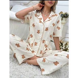 Detail des Pyjama-Sets mit Bärenprint, Kurzarm-Oberteil und langer Hose für Damen