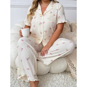 Pyjama floral pour femme avec haut à revers à manches courtes et pantalon blanc crème