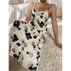 Abito sottoveste plissettato a fiori crema e neri con spalline sottili e taglio midi