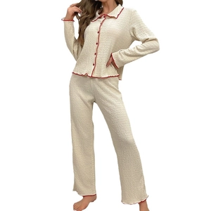 Women's 2-piece lounge set with long sleeves and pants in beige crinkle fabric