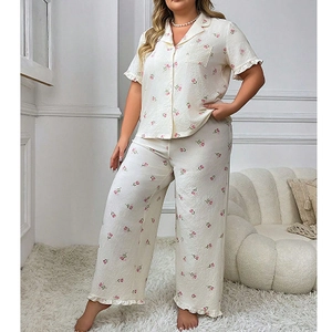 Pyjama femme grande taille à fleurs avec chemise manches courtes et pantalon à volants