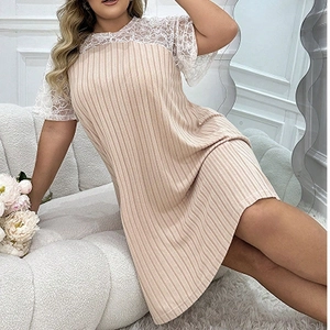 Nuisette rose grande taille avec patchwork de dentelle blanche et manches cloche