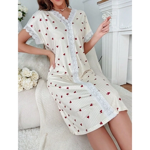 Camicia da notte da donna con stampa a cuori e pizzo scollo a V in raso crema