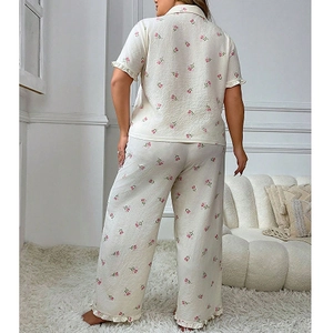 Ensemble pyjama fleuri pour femme avec chemise à manches courtes et pantalon à volants