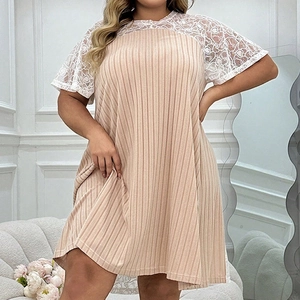 Nuisette ample rose plissée avec manches en dentelle à cœurs et coupe grande taille