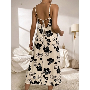 Elegante camicia da notte floreale con schiena scoperta in tessuto plissettato crema