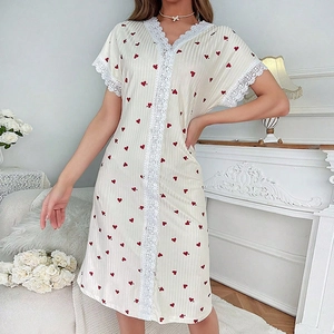 Camicia da notte donna con stampa a cuori, scollo a V e pizzo in morbido tessuto a righe