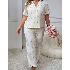 Vue détaillée d'un pyjama à fleurs avec manches à volants et bouquet de fleurs assorti