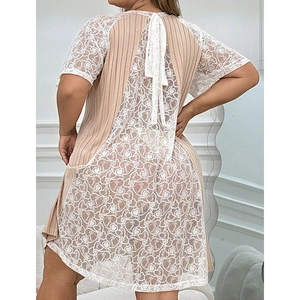 Nuisette ample grande taille avec dentelle cœur et détails plissés au dos