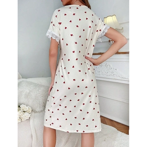 Camicia da notte donna color crema con cuori rossi, scollo a V e pizzo elegante