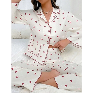 Set pigiama due pezzi da donna bianco con stampa a cuori, maniche lunghe e colletto a rever