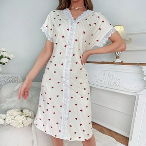 Camicia da notte donna con stampa a cuori, scollo a V e pizzo in uno stile francese accogliente