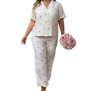 Pyjama femme à fleurs avec chemise à manches courtes et pantalon long en tissu froissé