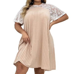 Nuisette ample grande taille avec patchwork de dentelle et texture plissée verticale
