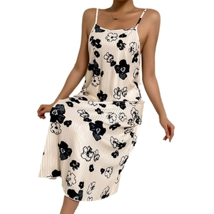 Elegante camicia da notte a fiori con spalline sottili e tessuto a costine