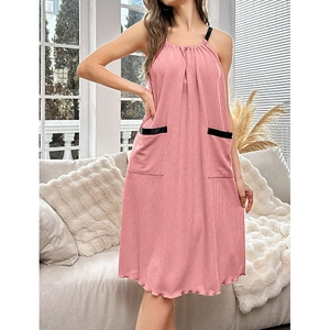 Nuisette rose en maille côtelée avec bretelles noires et poches pour tenue d'intérieur