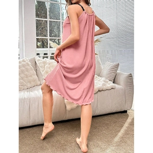 Nuisette rose côtelée sans manches pour femme avec ourlet à volants et coupe décontractée
