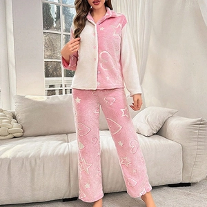 Pyjama femme chaud en polaire corail avec motifs étoiles et cœurs et design patchwork rose
