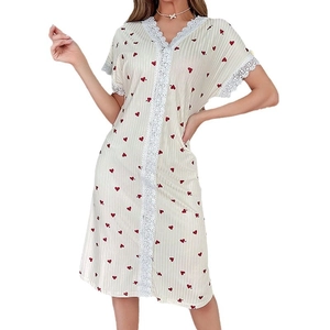 Camicia da notte donna color crema con cuori rossi, scollo a V e dettagli in pizzo