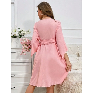 Vestaglia in raso rosa con pizzo, scollo a V e cintura in vita per abbigliamento relax
