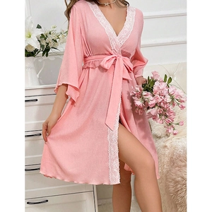 Elegante vestaglia rosa con bordo in pizzo da donna e cintura in morbido tessuto