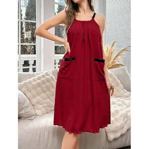 Nuisette sexy rouge foncé à bretelles avec texture côtelée et doubles poches avant