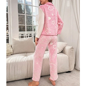 Pyjama femme en polaire corail rose avec motifs de cœurs et d'étoiles pour l'hiver