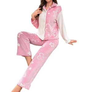 Pyjama femme d'hiver en polaire épaisse rose et blanche avec motifs cœurs et étoiles
