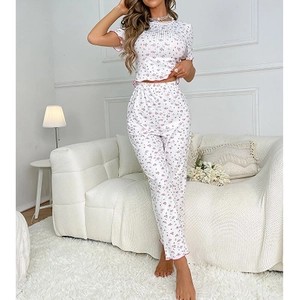 Pyjama floral pour femme avec haut court à manches courtes et pantalon blanc et rouge