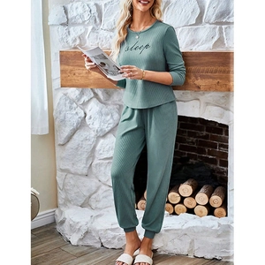 Ensemble de détente deux pièces vert sauge pour femme avec broderie et texture côtelée