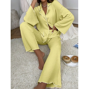 Pyjama femme jaune clair à manches longues avec texture gaufrée et liseré blanc élégant