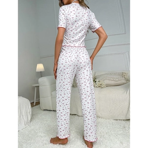 Ensemble pyjama fleuri pour femme avec bords ondulés et texture côtelée en blanc et rose