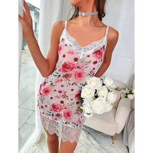 Nuisette rose à fleurs avec roses rouges et élégant décolleté en V pour femme