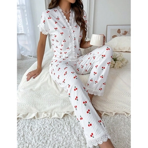 Pigiama due pezzi con stampa a ciliegie, scollo a V in pizzo e pantaloni lunghi da donna