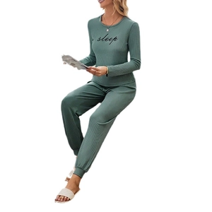 Pyjama côtelé vert foncé avec broderie sleep sur haut à manches longues et pantalon
